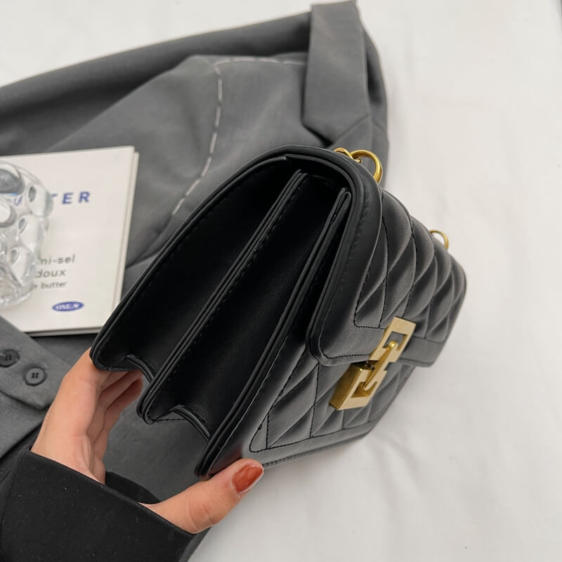 Bolsa Feminina de Ombro Preto e Dourado 1